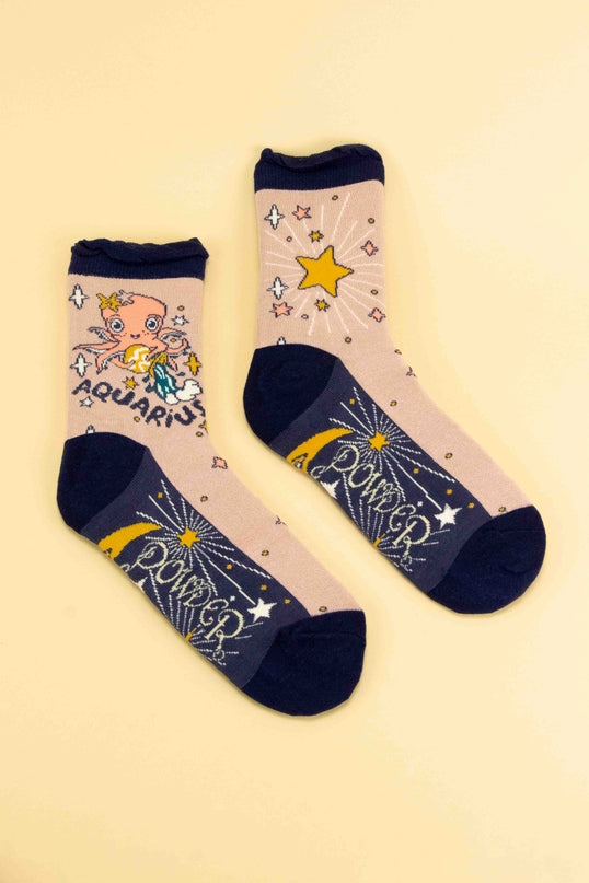 Pulverfarbene Sternzeichen-Socken