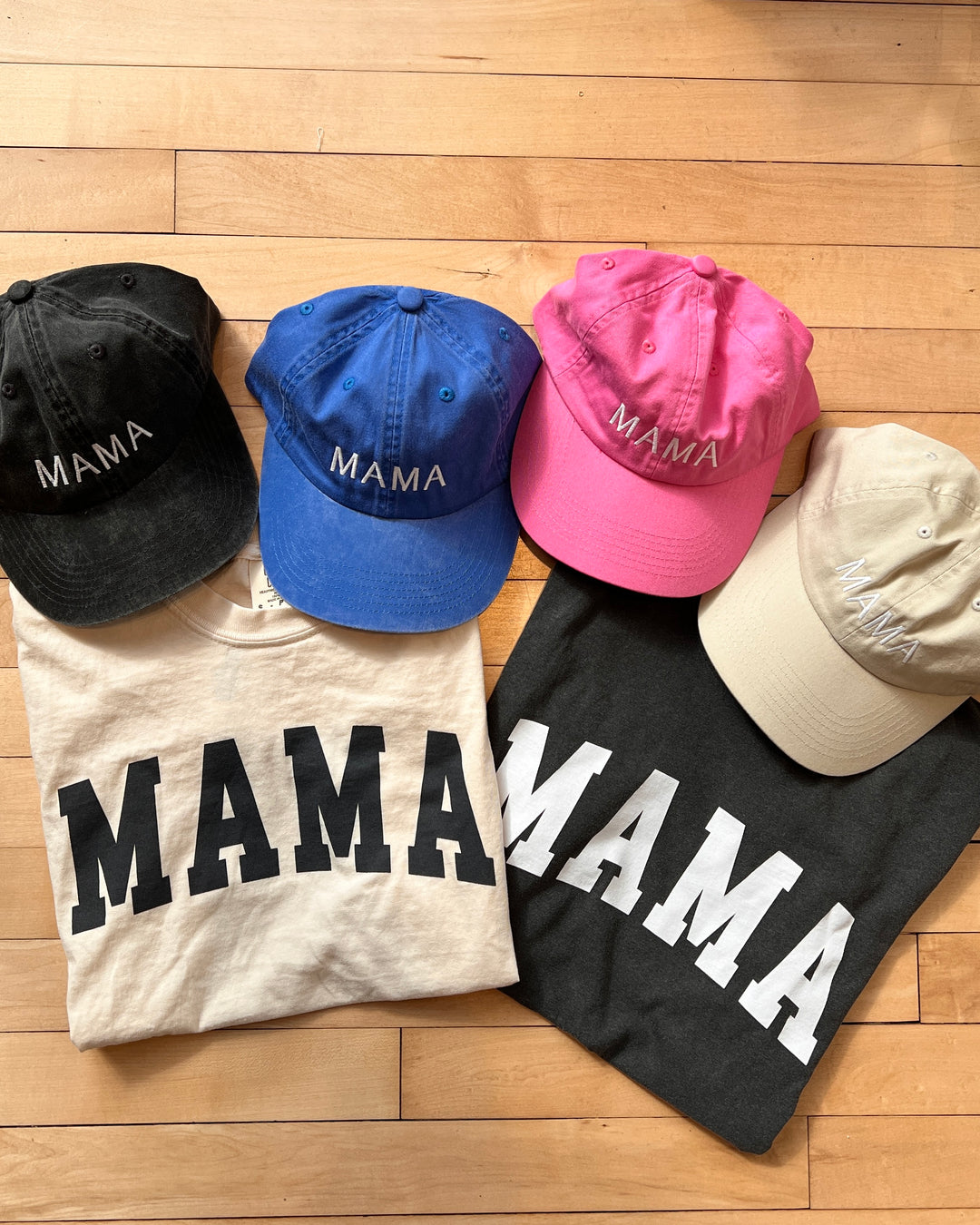 T-Shirts mit Monogramm-Mama-Aufdruck