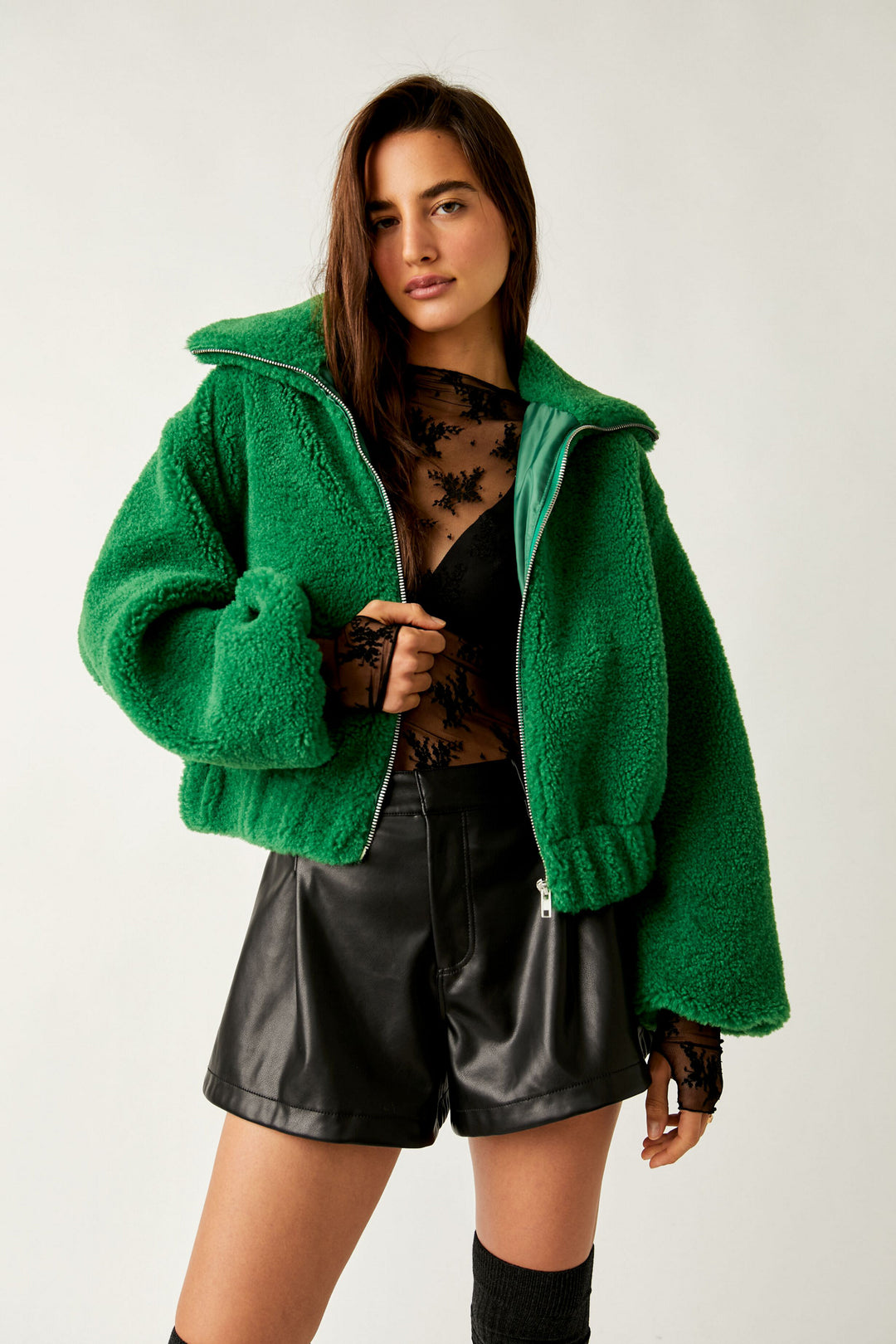 Free People bekommt eine gemütliche Teddyjacke
