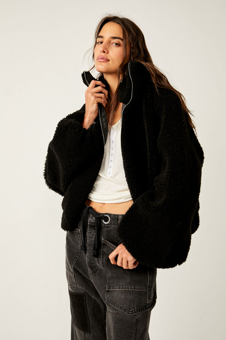 Free People bekommt eine gemütliche Teddyjacke
