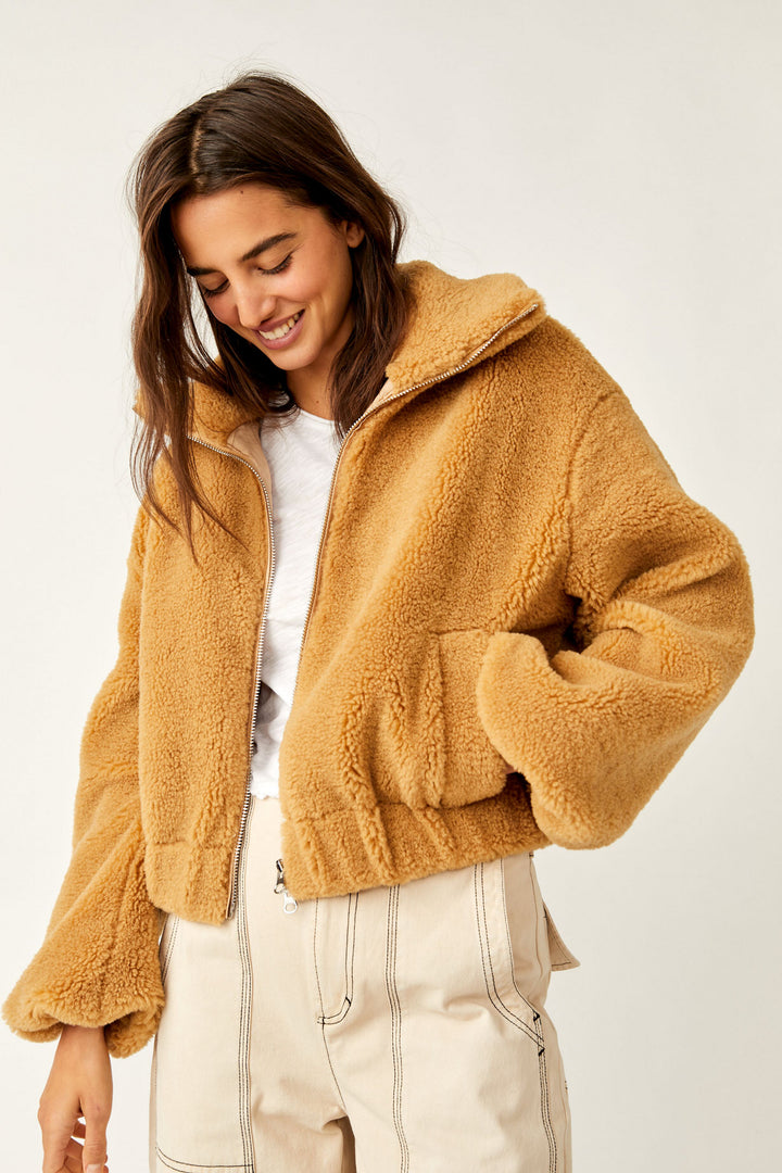 Free People bekommt eine gemütliche Teddyjacke