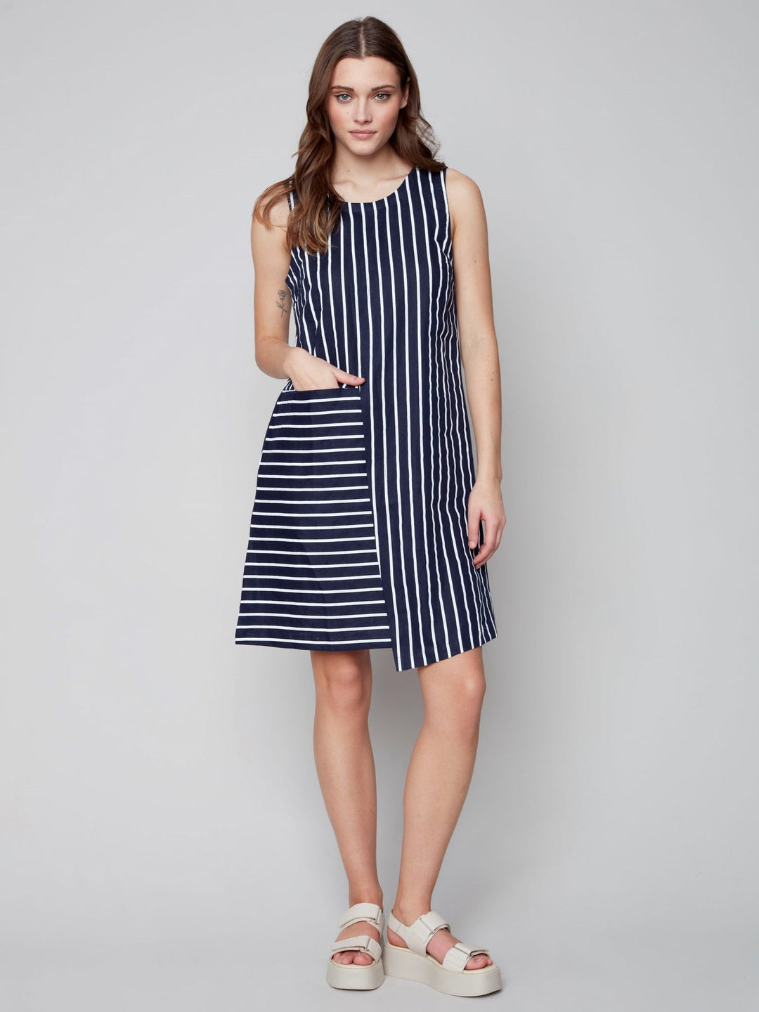 Robe asymétrique en lin à col rond et sans manches à rayures Charlie B