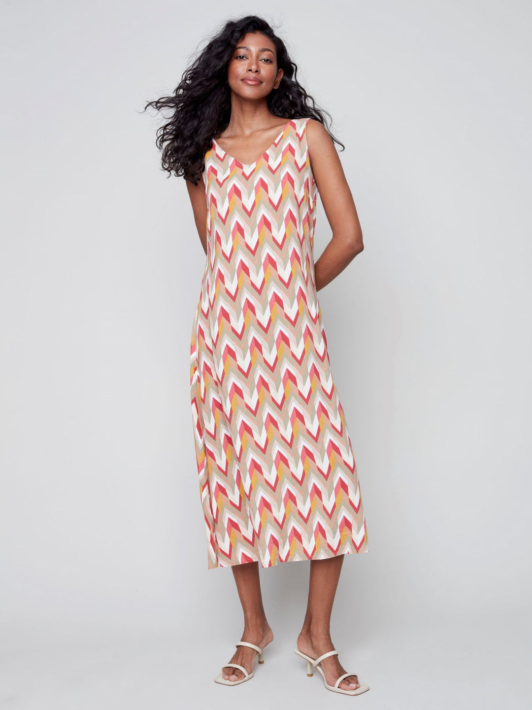 Charlie B - Robe longue sans manches à col en V et imprimé chevrons
