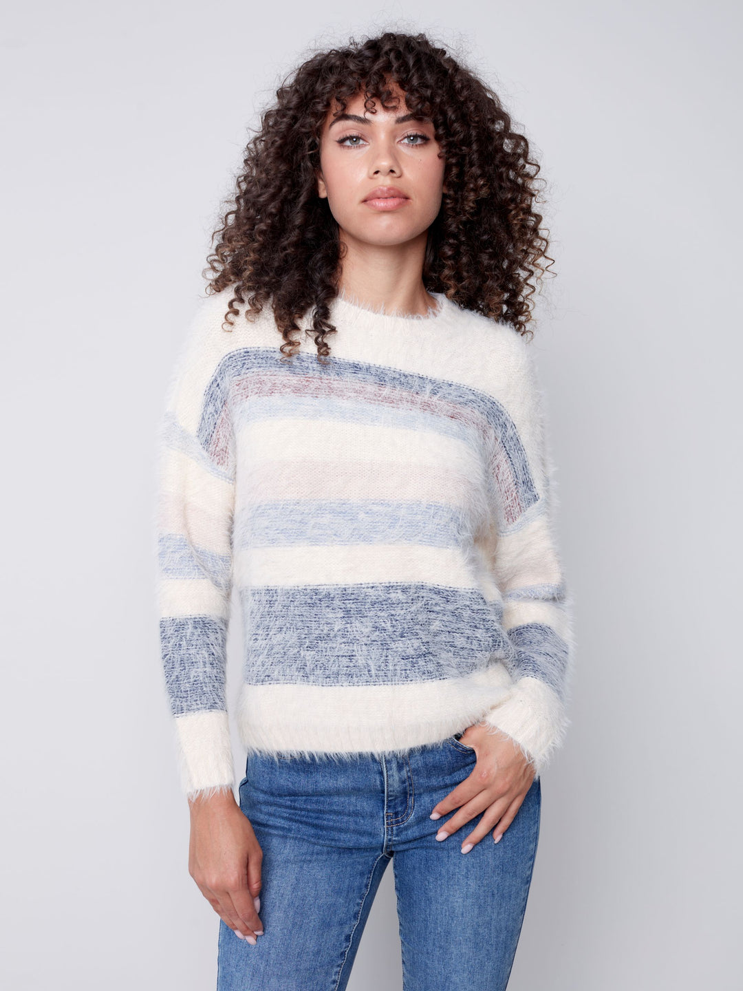 Charlie B Pullover mit Rundhalsausschnitt, überschnittener Schulterpartie und flauschigen Streifen