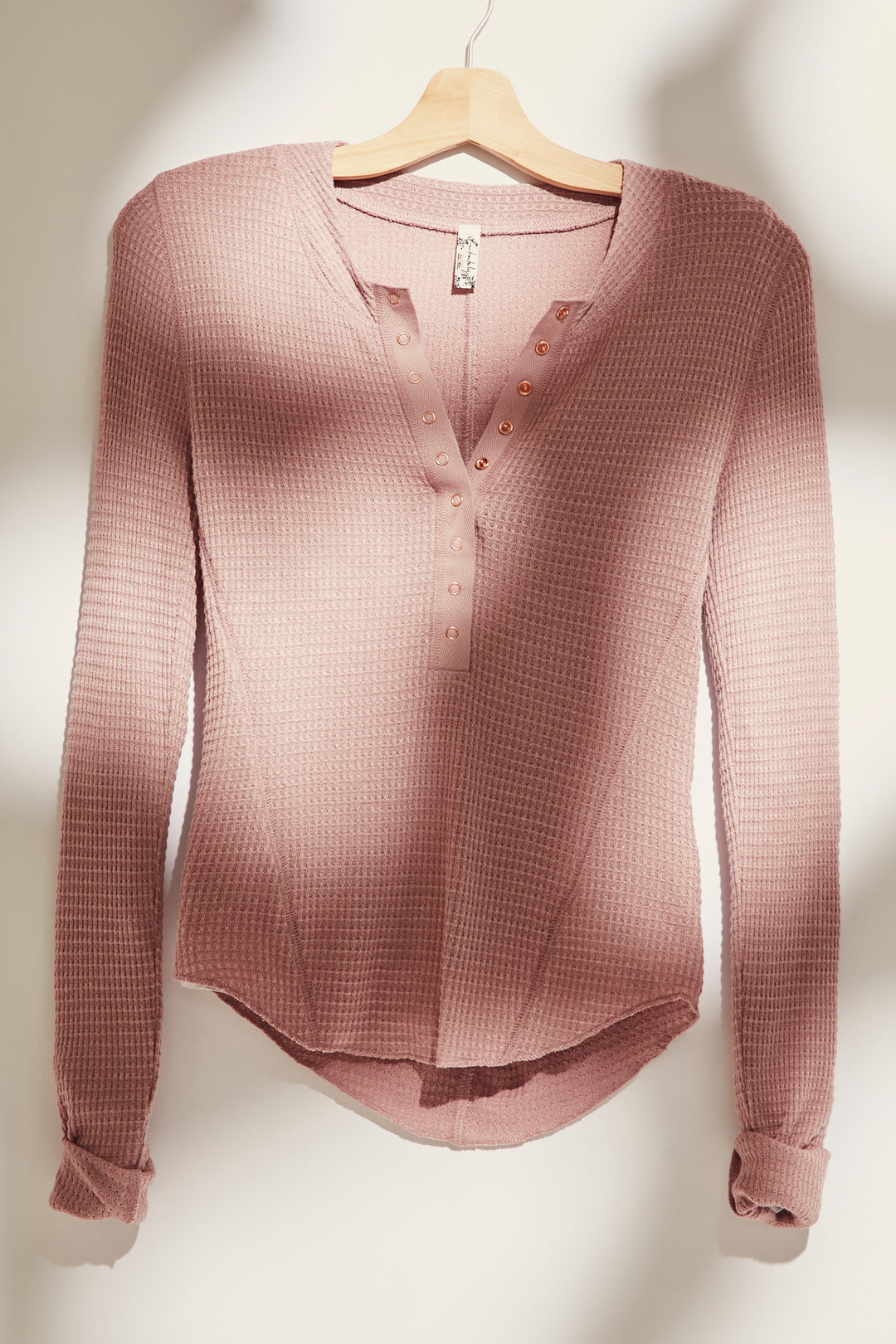 Free People Eines der Mädchen Henley