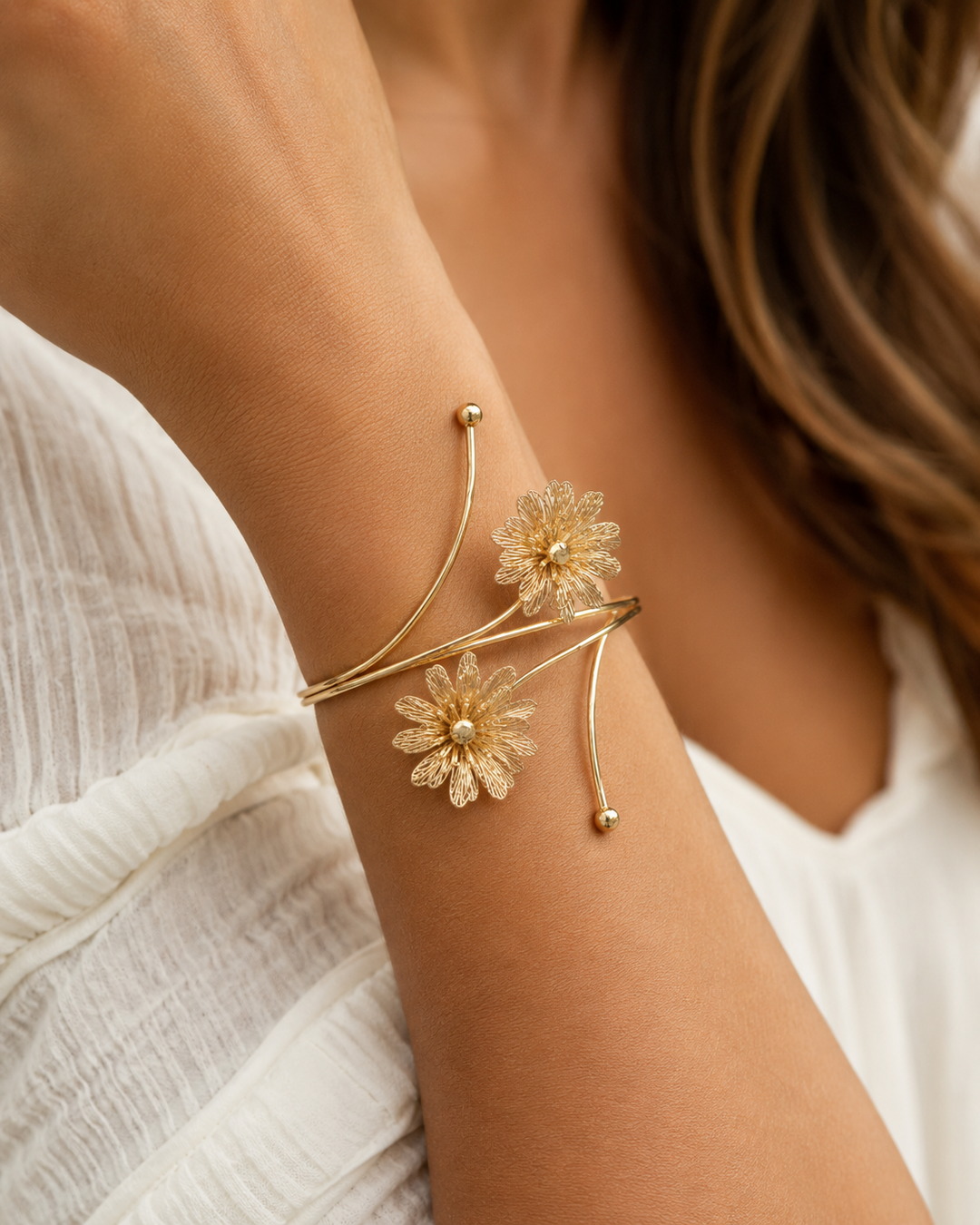 Joia Metal Swirl Flower Bangle Bracelet