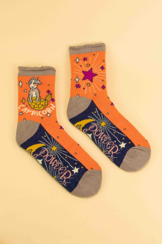 Pulverfarbene Sternzeichen-Socken