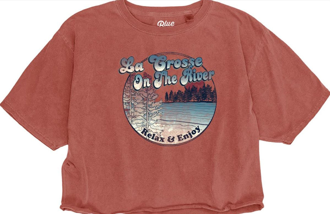 Kurz geschnittenes, ringgesponnenes Ferngully La Crosse on the River T-Shirt von Lakeshirts
