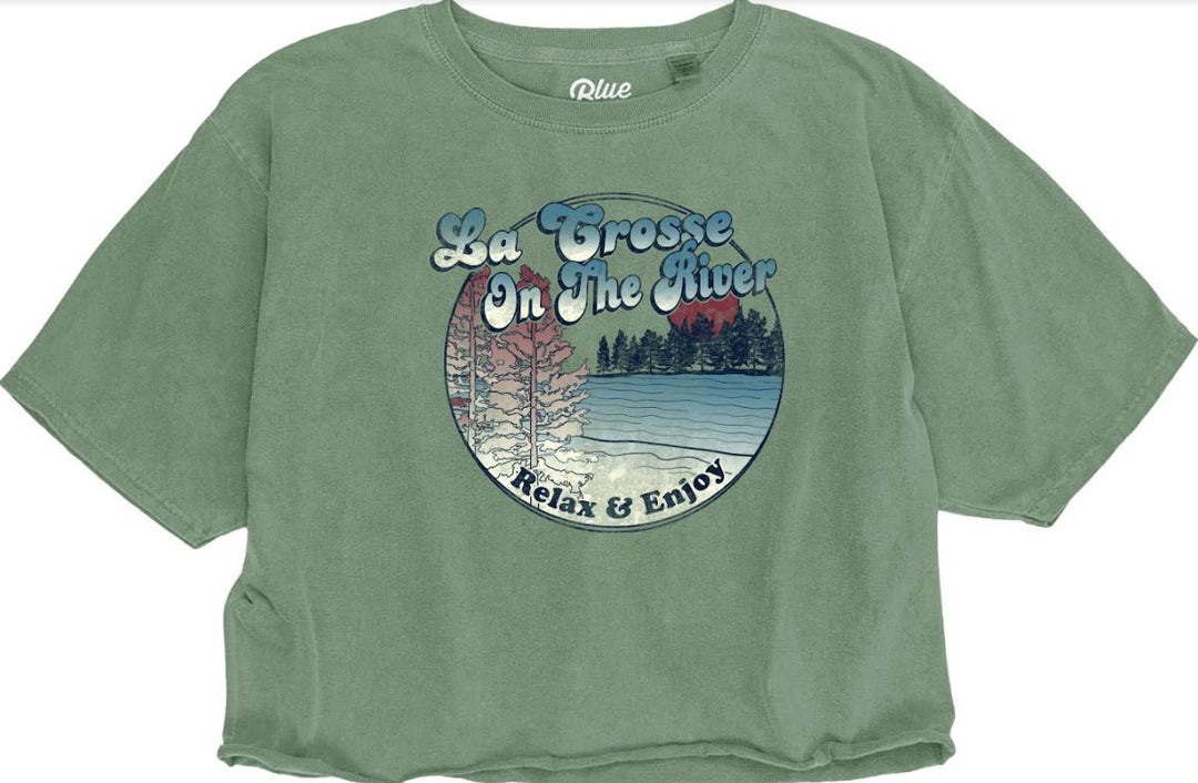 Kurz geschnittenes, ringgesponnenes Ferngully La Crosse on the River T-Shirt von Lakeshirts