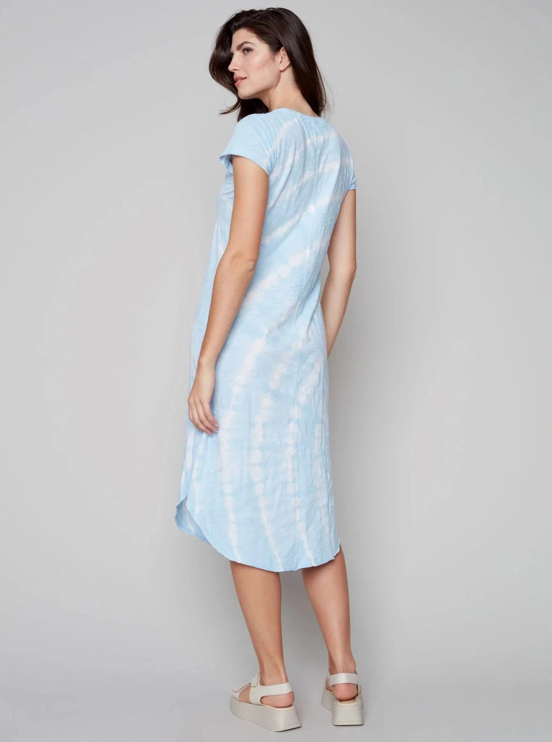 Charlie B Batik-Kleid mit kurzen Ärmeln und Rundhalsausschnitt und Hemdblusensaum