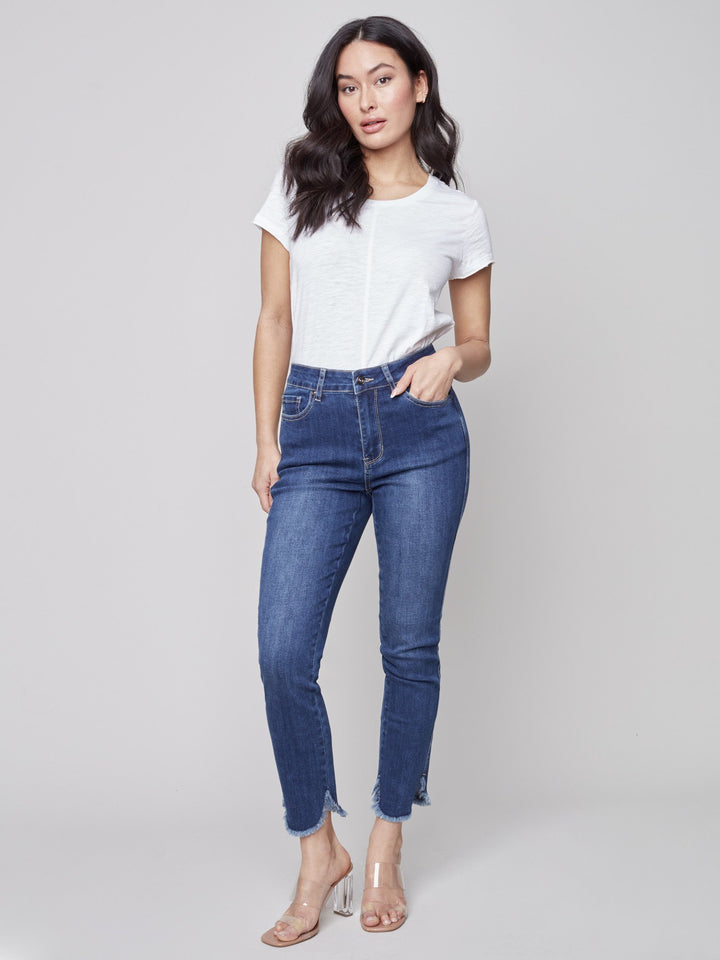 Pantalon en jean Charlie B avec ouverture de jambe effilochée tulipe