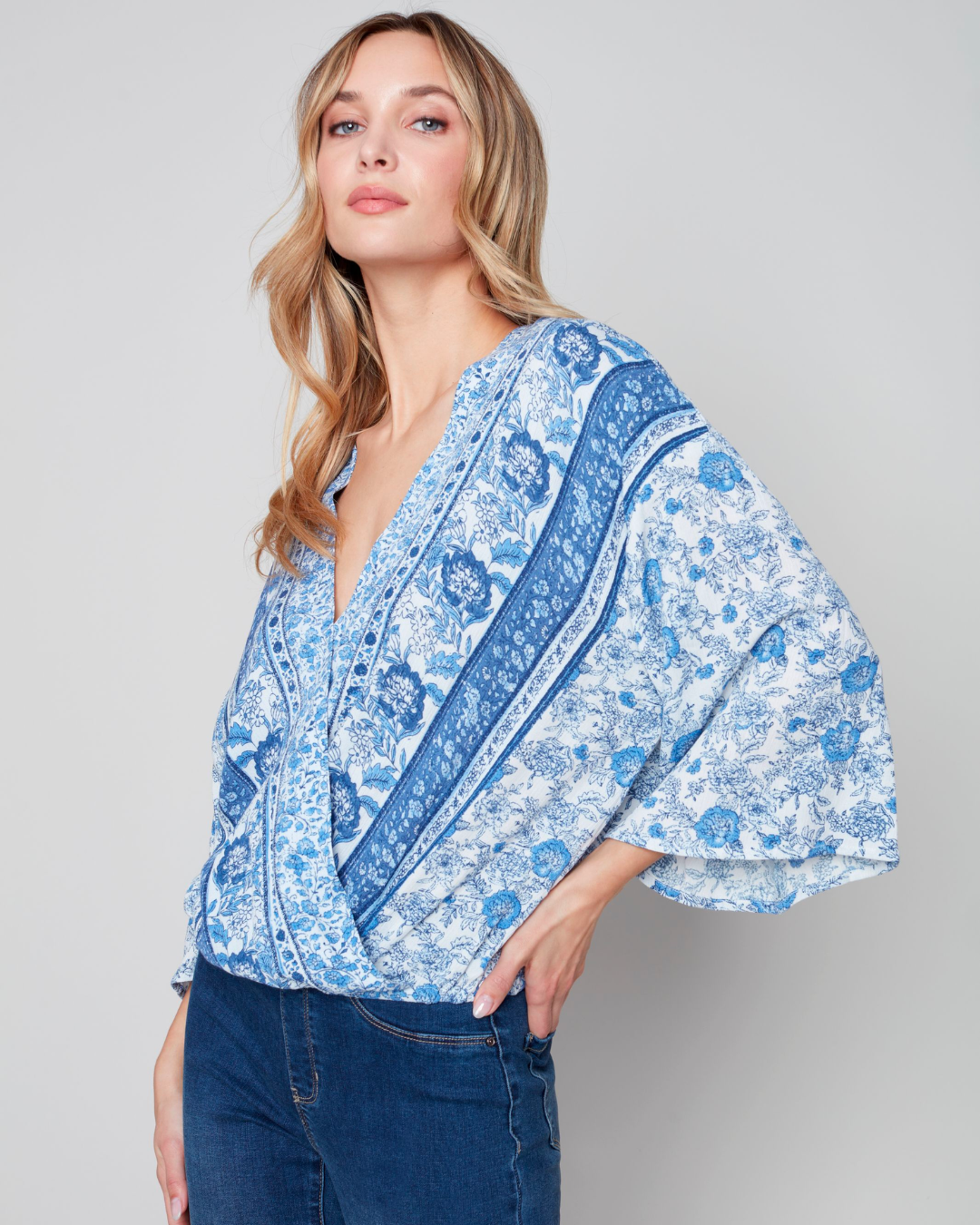 Charlie B Bell Sleeves Crossover-Bluse mit Paisley-Print