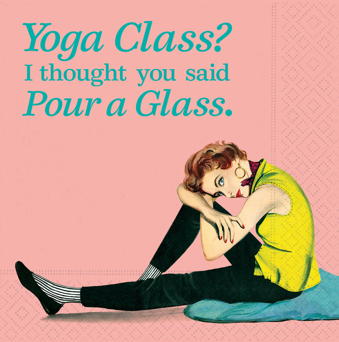 Yoga-Kurs gießt eine Glasserviette ein