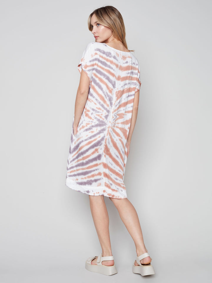 Charlie B – Rayon-Kleid mit kurzen Ärmeln, V-Ausschnitt und Taschen