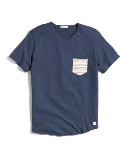 Marineblaues T-Shirt mit Sattelsaum und kontrastierender Tasche